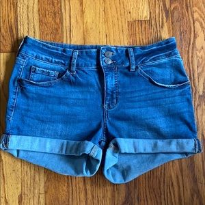 Cute stretchy jean shorts
